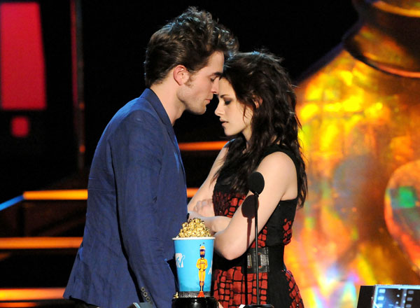 Kristen Stewart and Robert Pattinson almost kiss at the 2009 MTV Movie